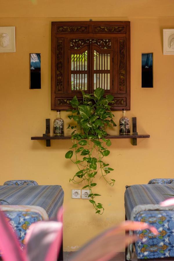 Giri Sari Guest House เปมูเตรัน ภายนอก รูปภาพ