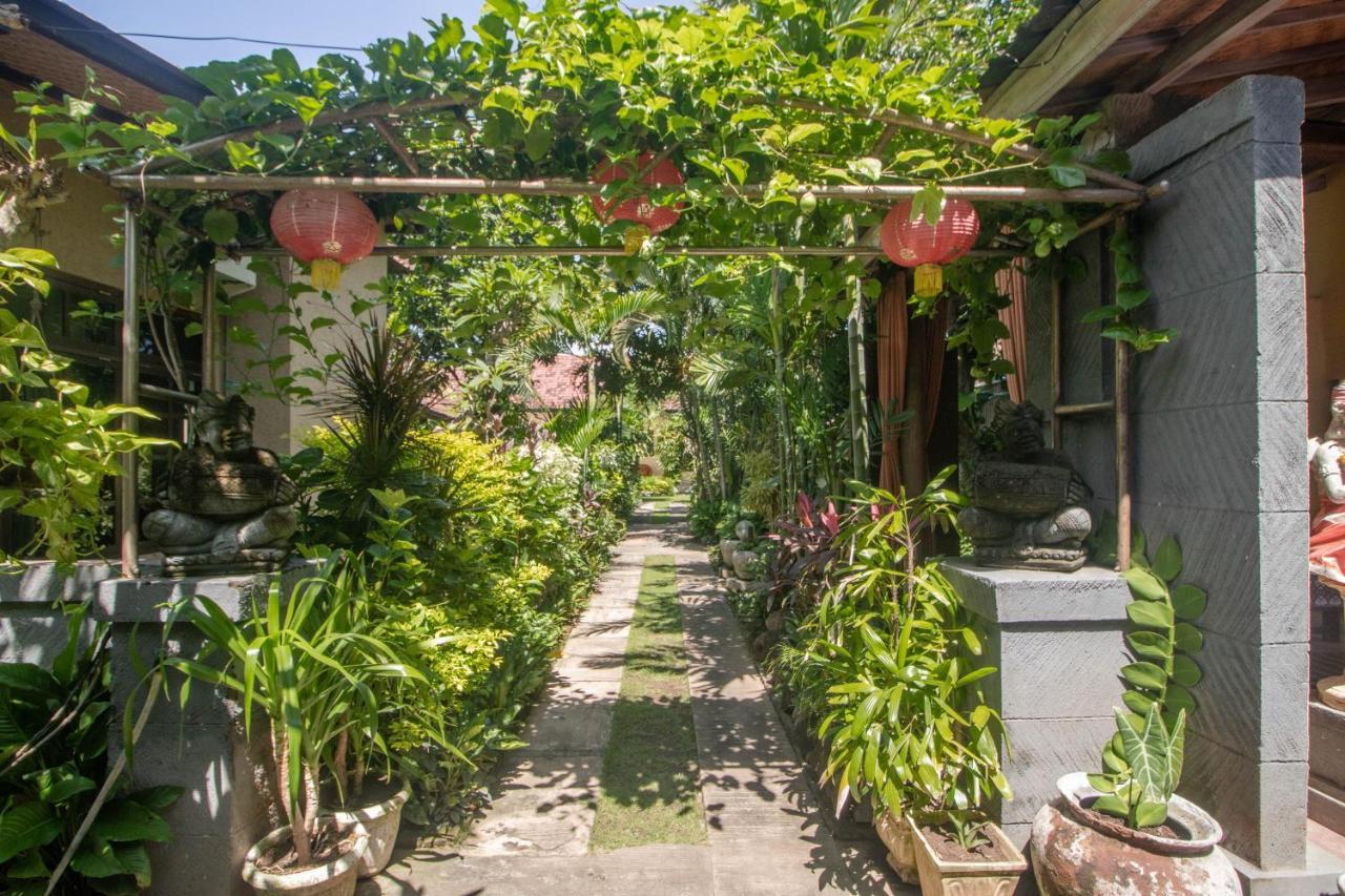 Giri Sari Guest House เปมูเตรัน ภายนอก รูปภาพ