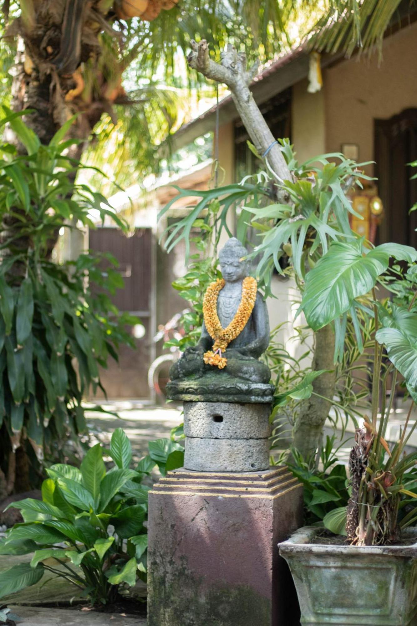 Giri Sari Guest House เปมูเตรัน ภายนอก รูปภาพ