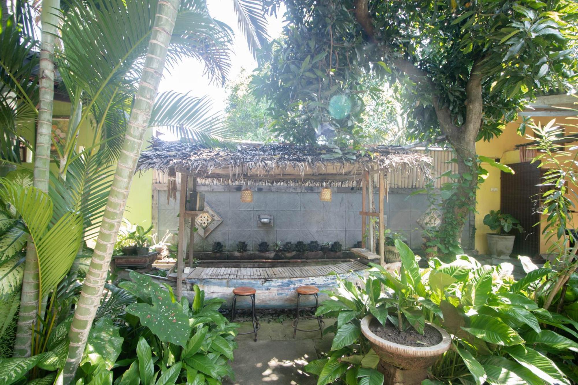 Giri Sari Guest House เปมูเตรัน ภายนอก รูปภาพ