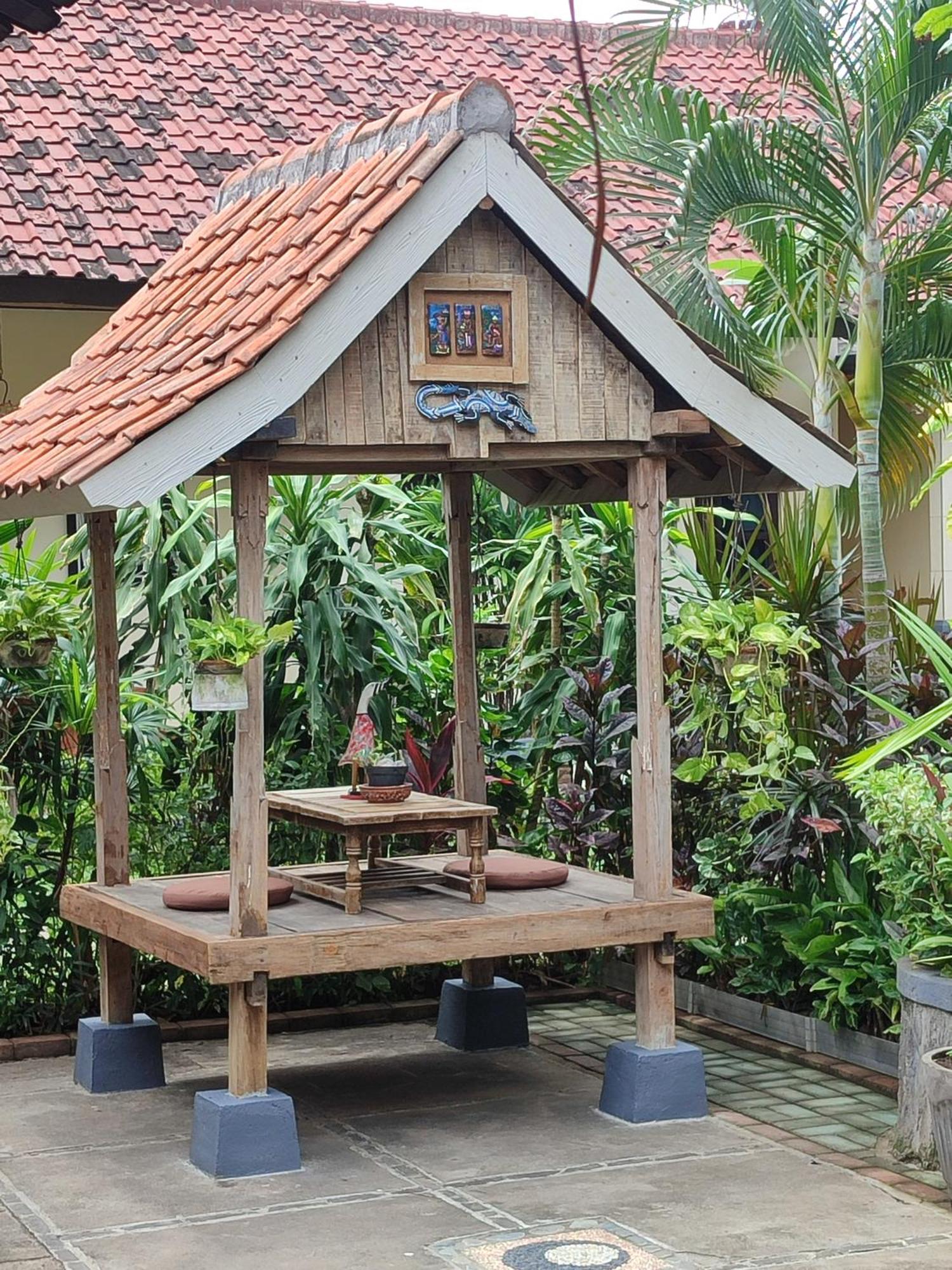 Giri Sari Guest House เปมูเตรัน ภายนอก รูปภาพ